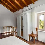 Traditional Rustic Maisonette And House By Konnect 公寓 阿基奥斯·伊奥尼斯·佩里斯特