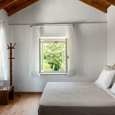 Traditional Rustic Maisonette By Konnect * Ájosz Joánisz Periszterón