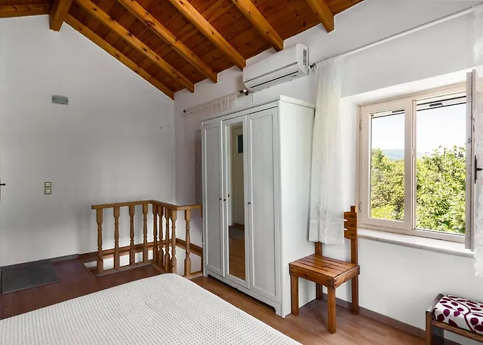 Traditional Rustic Maisonette By Konnect 公寓 阿基奥斯·伊奥尼斯·佩里斯特
